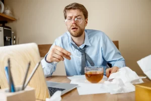 Настинал мъж в офис пие чай